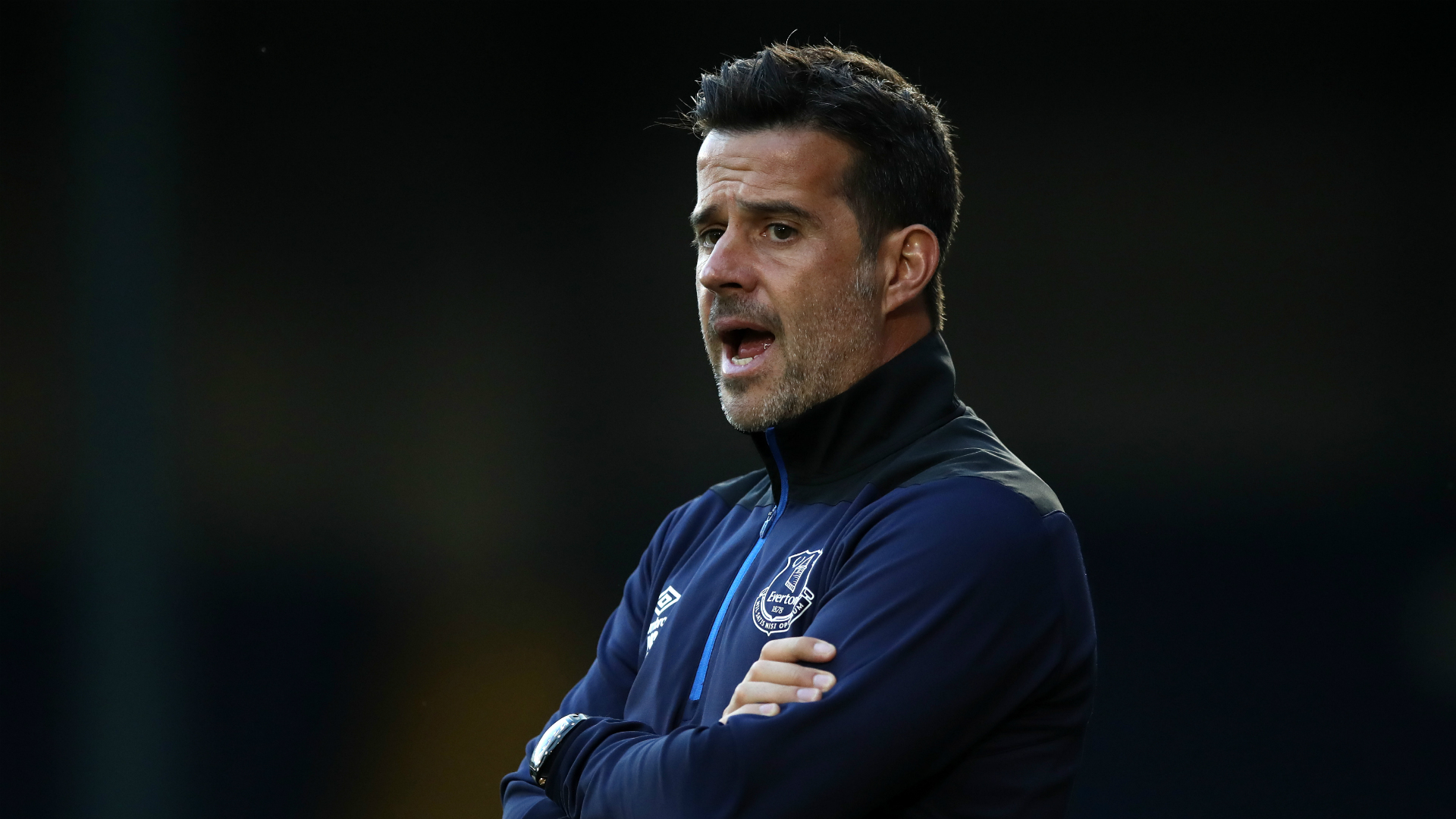 他在接受采 他在接受采